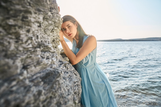 Photo gratuite femme tendre en robe bleue posant à la baie de bakota