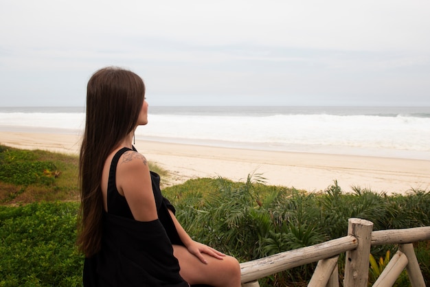 Photo gratuite femme triste près de la mer