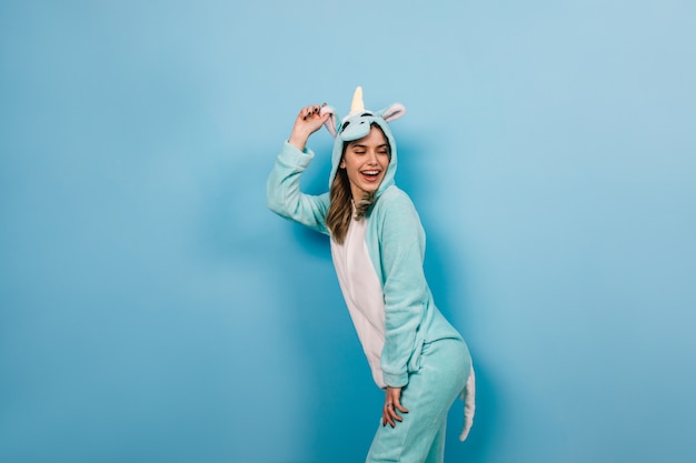 Photo gratuite femme winsome posant de manière ludique en costume de licorne