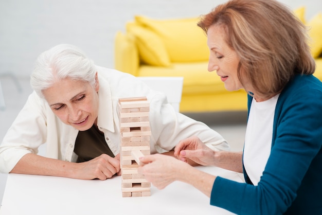 Femmes âgées jouant du jenga ensemble