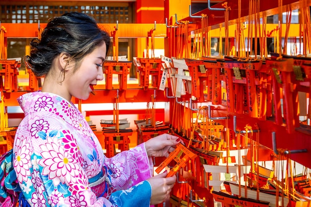 Photo gratuit les femmes asiatiques portant un kimono traditionnel japonais visitant la belle au sanctuaire fushimi inari à kyoto, japon