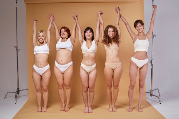 Photo gratuit des femmes pleines de corps avec des corps différents