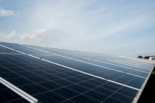 Photo gratuite ferme de cellules solaires dans une centrale électrique pour une énergie alternative du soleil