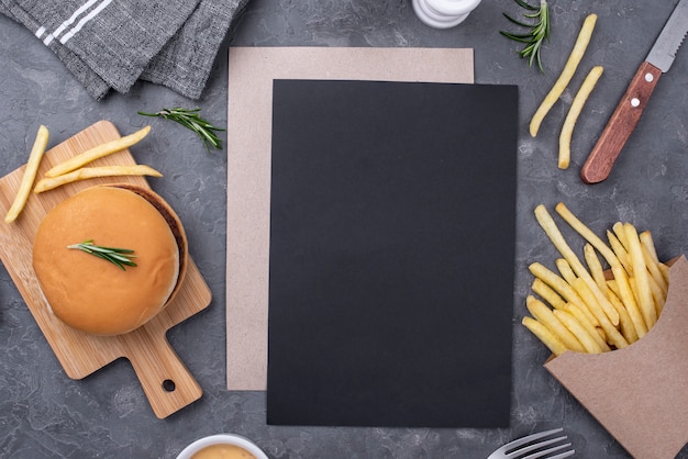 Photo gratuite feuille de papier vierge à côté de hamburger et frites