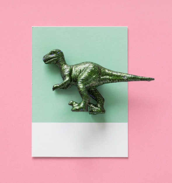 Photo gratuite figure de dinosaure miniature coloré et mignon