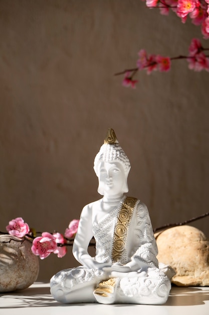 Photo gratuit figurine bouddha nature morte