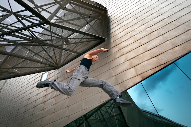 Photo gratuite fille à angle bas faisant une formation de parkour