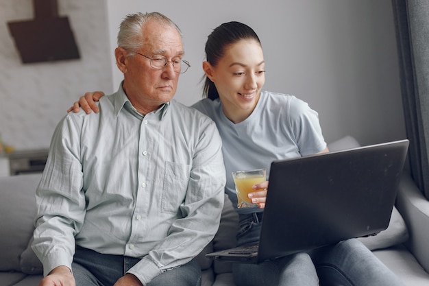 Photo gratuite fille apprenant à son grand-père comment utiliser un ordinateur portable