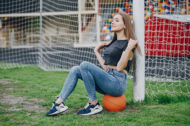 Fille avec une balle