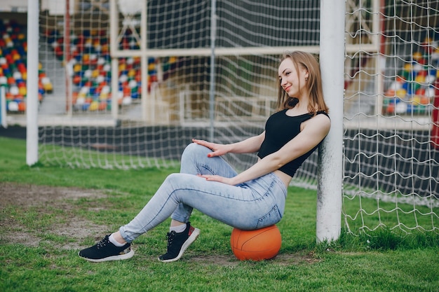 Fille avec une balle