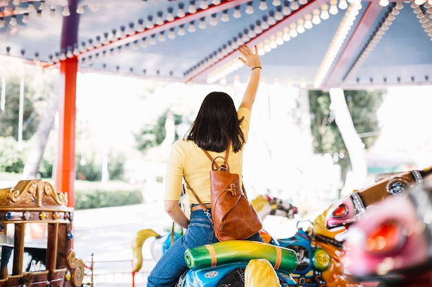 Photo gratuit fille sur un carrousel