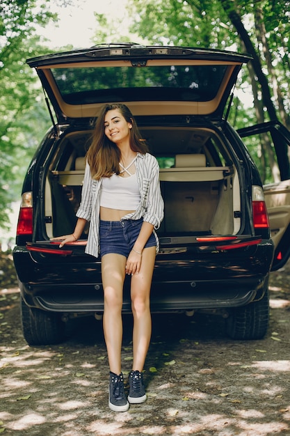 Photo gratuit fille dans un parc d&#39;été près de la voiture