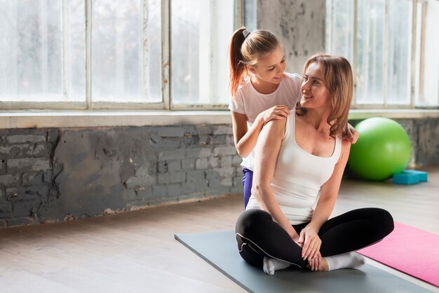 Fille, étreindre, maman, faire, yoga, pose