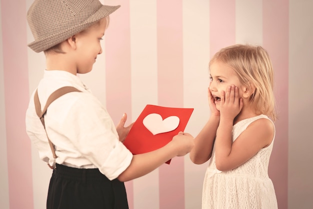 Photo gratuite cette fille ne s'attendait pas à un tel cadeau