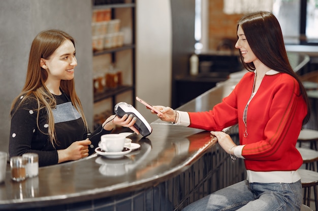 Photo gratuit fille payant son café au lait avec un smartphone par la technologie sans contact pay pass