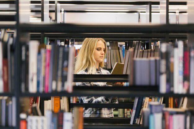 Fille, prendre, livres, bibliothèque