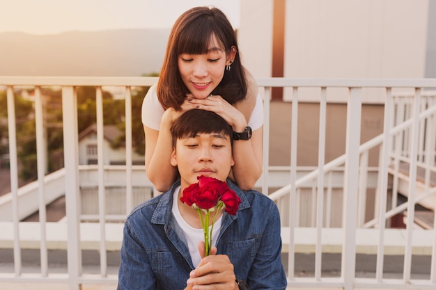 Photo gratuite fille se penchant sur la tête d'un homme assis