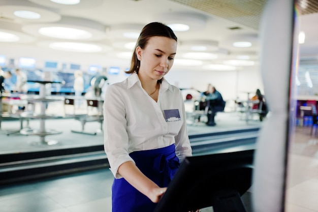 Photo gratuit fille de serveur travaillant avec un terminal pos ou une caisse au café concept de personnes et de service