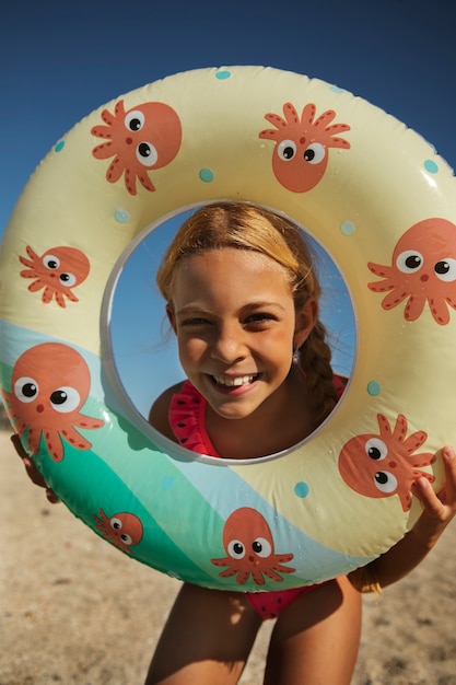 Photo gratuite fille souriante vue de face à la plage