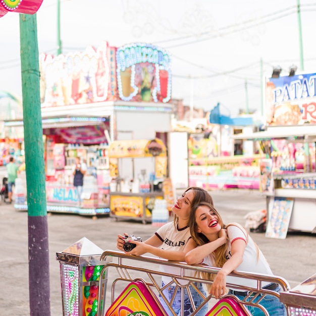 Photo gratuit filles heureux s&#39;amuser dans le parc d&#39;attractions