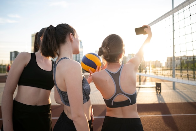 Photo gratuit filles jouant au volleyball et prenant le selfie