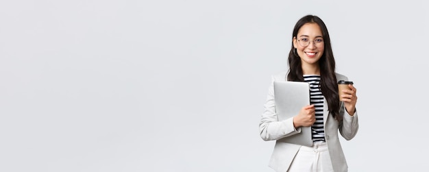 Photo gratuite la finance d'entreprise et l'emploi concept d'entrepreneurs féminins prospères confiants