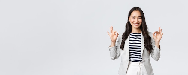 Photo gratuit finance d'entreprise et emploi concept d'entrepreneurs féminins prospères une femme d'affaires souriante et professionnelle à l'air amical garantit la meilleure qualité ou une bonne affaire