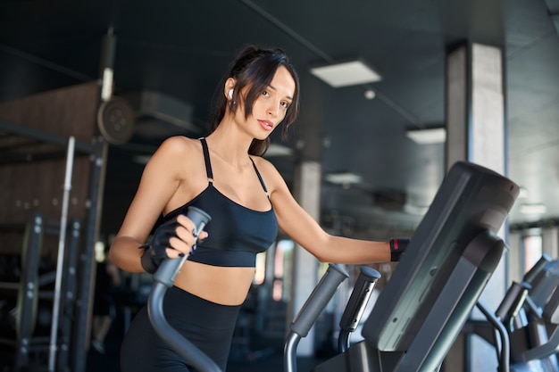 Photo gratuite fitness femme faisant du cardio dans la salle de gym.