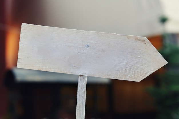 Photo gratuite flèche en bois blanc pour direction