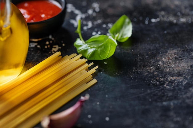 Photo gratuite fond de cuisine italienne avec des épices à spaghetti et de la sauce voir ci-dessus