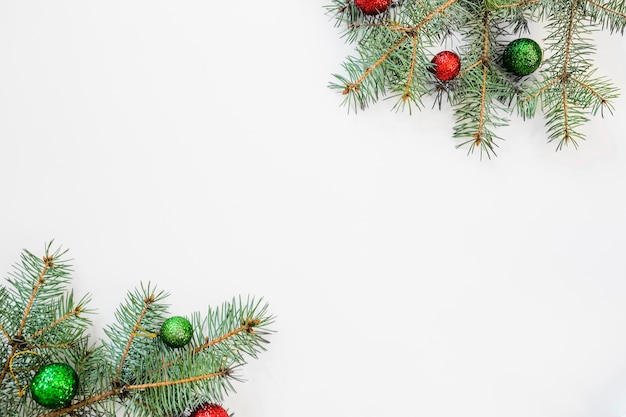 Fond de Noël avec des boules sur des branches de sapin