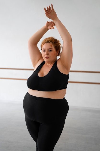 Photo gratuite formation de danseuse professionnelle grande taille vue de face