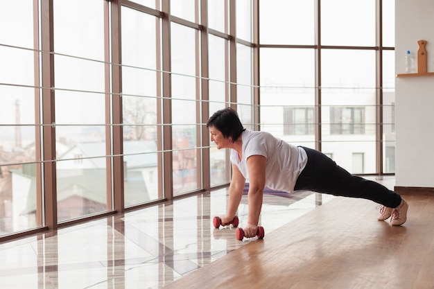 Photo gratuite formation de femme senior avec des poids