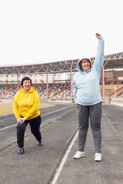 Photo gratuit formation des femmes âgées au stade