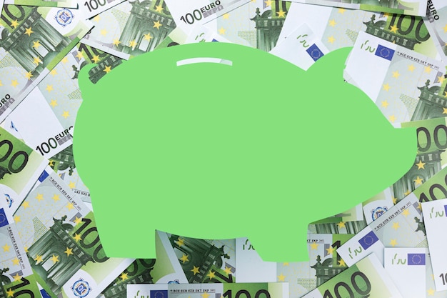 Forme d'une tirelire entourée d'euros