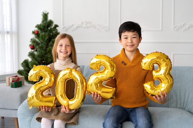 Photo gratuite frère et sœur célébrant le nouvel an à la maison ensemble