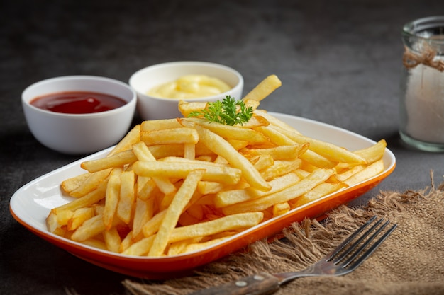 Photo gratuite frites croustillantes au ketchup et mayonnaise.