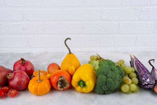 Photo gratuite fruits et légumes frais à angle élevé