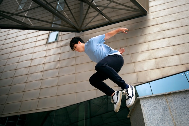 Photo gratuite garçon plein coup faisant du parkour