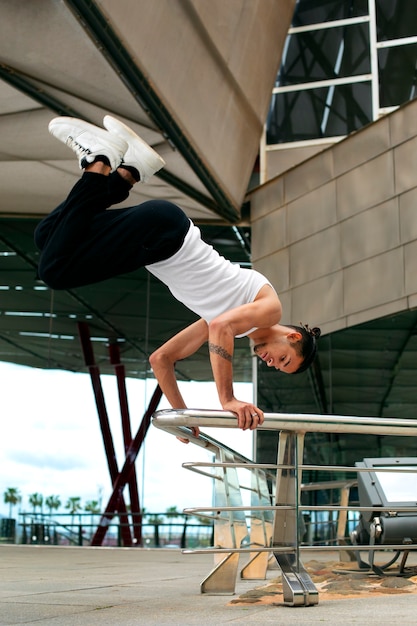 Photo gratuite garçon plein coup faisant du parkour