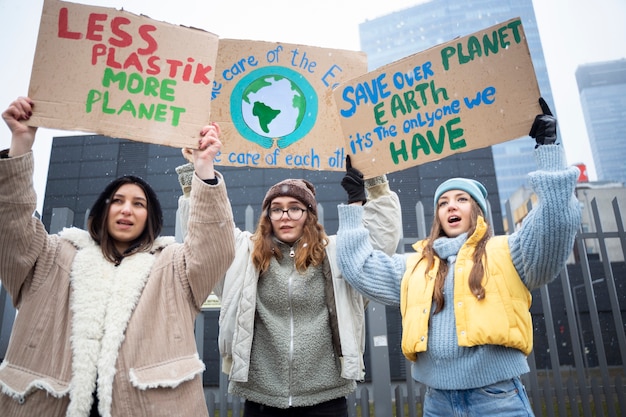 Photo gratuite les gens ayant une manifestation pour la journée mondiale de l'environnement