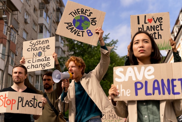 Photo gratuite les gens protestent ensemble contre le réchauffement climatique