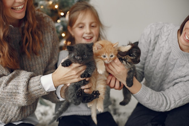 Photo gratuit les gens réparent pour noël. des gens assis près de l'arbre de noël.