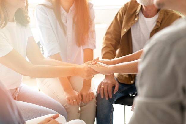 Photo gratuite les gens se réunissent au centre communautaire