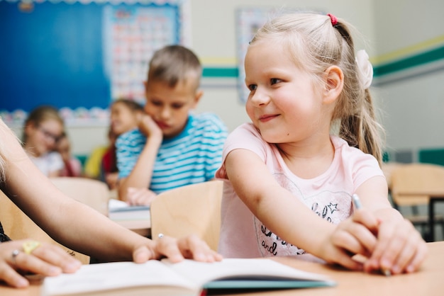 Photo gratuite girl talk to anonymous classmate