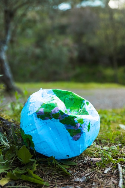 Globe détruit sur le sol