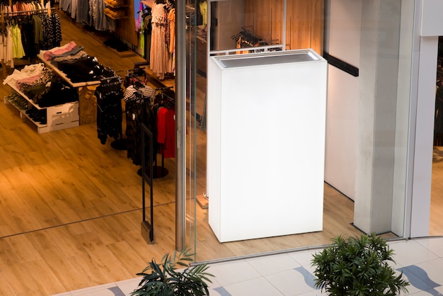 Photo gratuite grande boîte à lumière blanche à l'intérieur du magasin