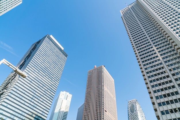 Photo gratuite les gratte-ciel et le ciel bleu - shinjuku, tokyo