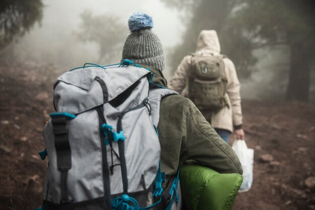 Grimpeurs vue arrière avec sacs à dos