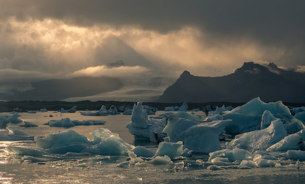 Photo gratuite gros morceau de glace sur un lac gelé à jokursarlon